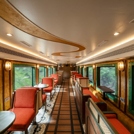 ハノイ2階建て観光列車